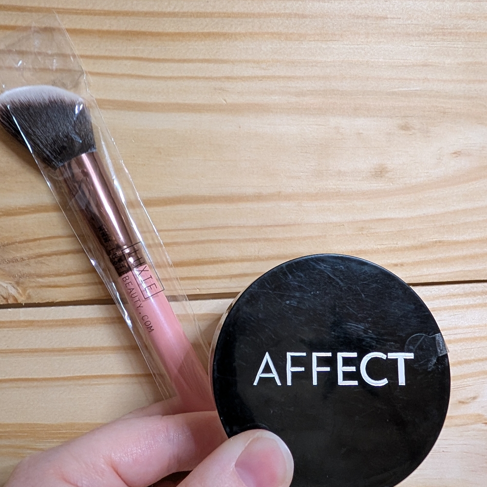 Affect Transparent Loose Rice-powder With Matt Effect with Pink Makeup Brush